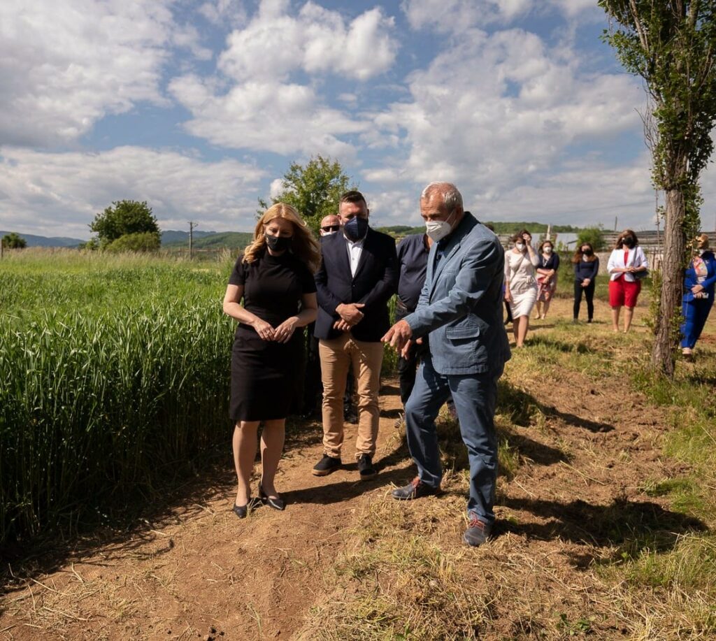 Pani prezidentka na poli so zástupcami BBSK